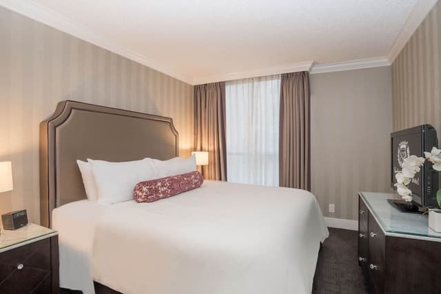 Two Bedroom Sutton Suite, 1 King, 1 Queen, Sofa Bed