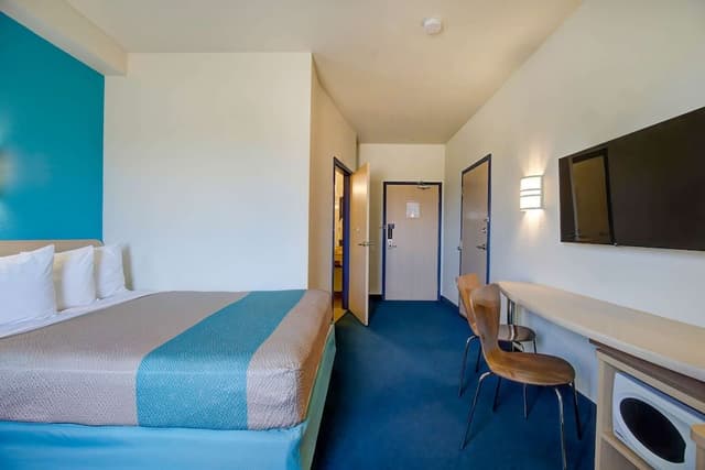 Standard Room, 1 Queen Bed, Non Smoking, Refrigerator & Microwave
