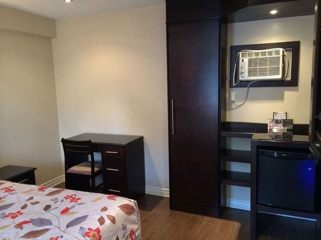 Deluxe Room, 1 Queen Bed, Smoking, Fireplace