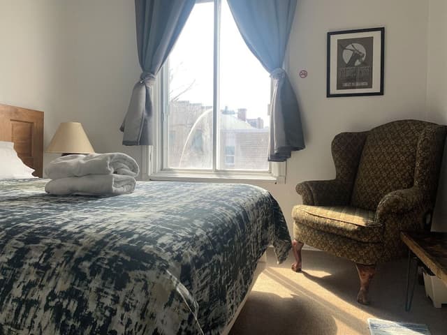 Economy Double Room, 1 Queen Bed, Non Smoking, Shared Bathroom