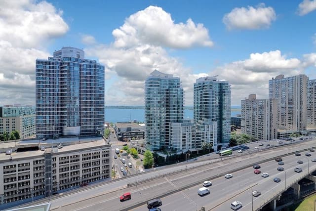 Penthouse, 3 Bedrooms, 2 Bathrooms (CN Tower view)