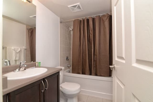 Penthouse, 3 Bedrooms, 2 Bathrooms (CN Tower view)