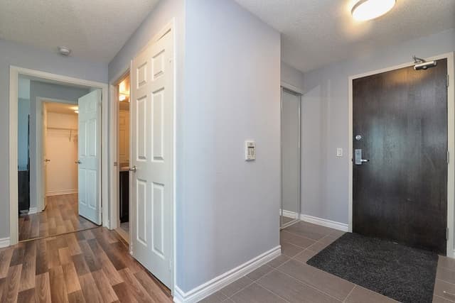 Penthouse, 3 Bedrooms, 2 Bathrooms (CN Tower view)