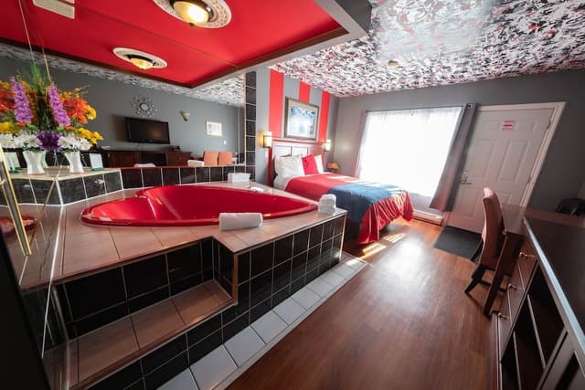 Suite, 1 Queen Bed, Jetted Tub, Courtyard View
