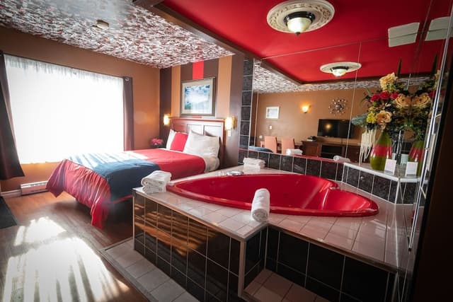 Suite, 1 Queen Bed, Jetted Tub, Courtyard View