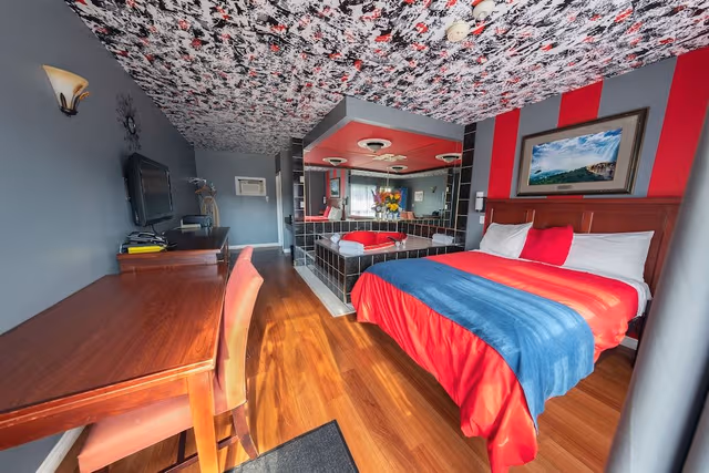 Suite, 1 Queen Bed, Jetted Tub, Courtyard View