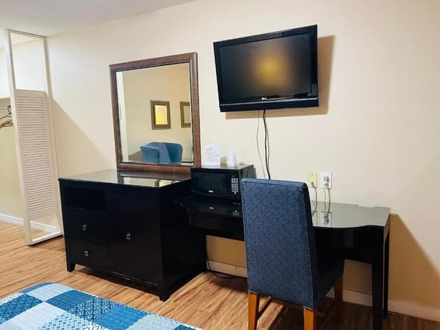 Basic Suite, 1 Queen Bed, Private Bathroom