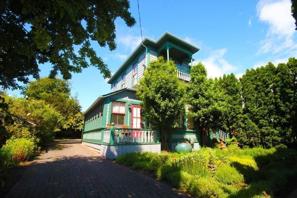 Spinnakers Brew Pub & Guest Houses1