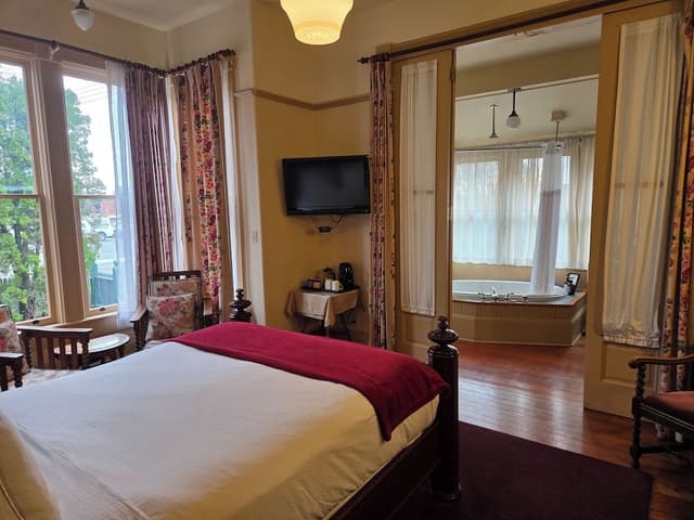 Room, 1 Queen Bed, Non Smoking (Heritage House 1) No Pets