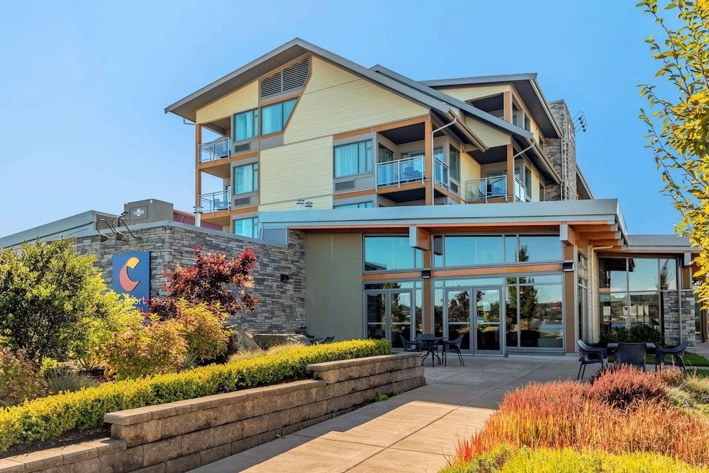 Comfort Inn & Suites2