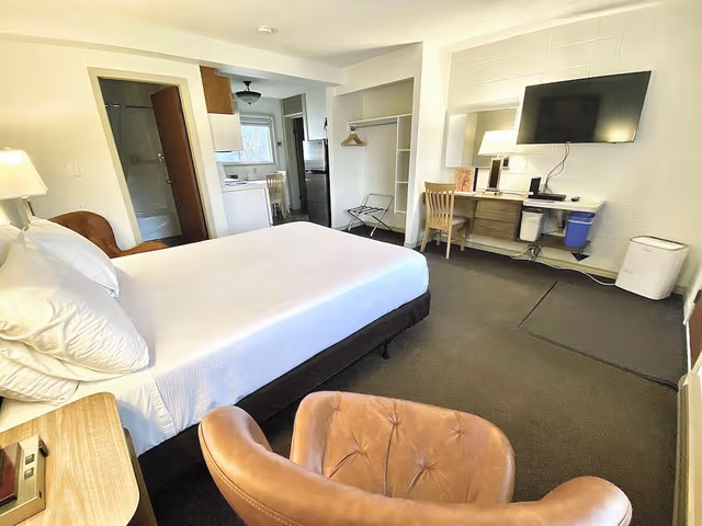 Standard Room, 1 Queen Bed, Accessible, Kitchen