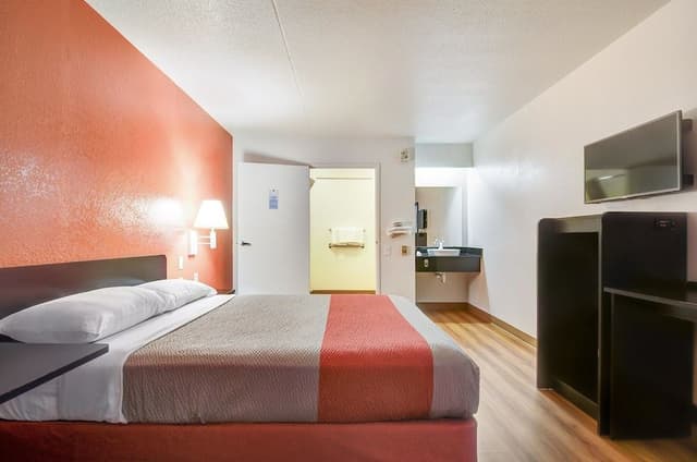 Deluxe Room, 1 Queen Bed, Non Smoking, Refrigerator & Microwave