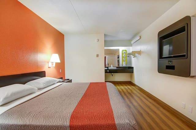 Deluxe Room, 1 Queen Bed, Non Smoking, Refrigerator & Microwave