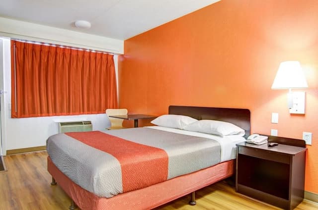 Deluxe Room, 1 Queen Bed, Non Smoking, Refrigerator & Microwave