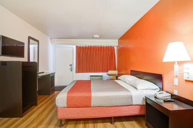 Deluxe Room, 1 Queen Bed, Non Smoking, Refrigerator & Microwave