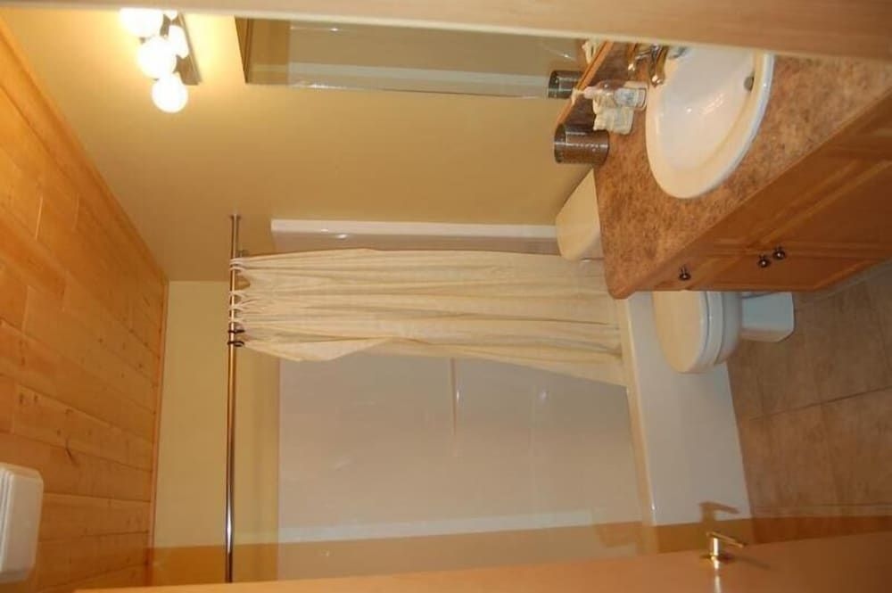 Creekview Court by Apex Accommodations2
