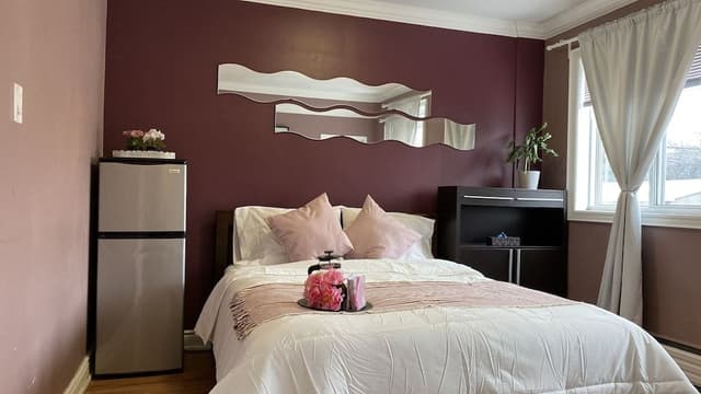 Economy Room, 1 Queen Bed, Ensuite (Shared Kitchen)