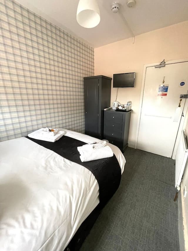 Double Room, Ensuite (Compact - Room 07)