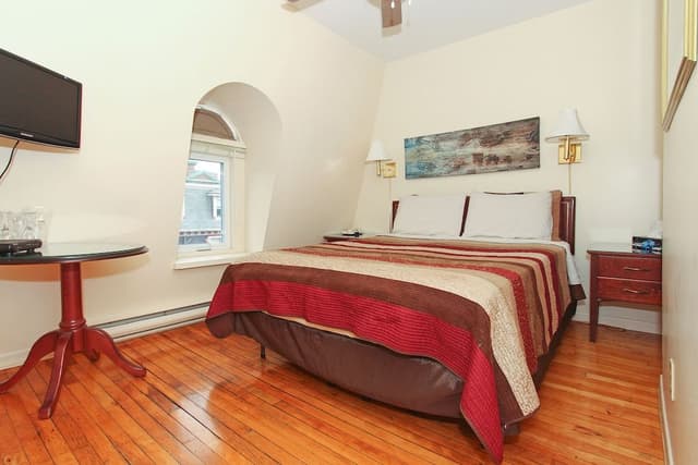 Comfort Room, 1 Queen Bed