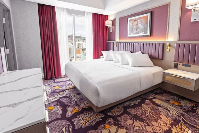 Deluxe Suite, 1 King Bed, City View