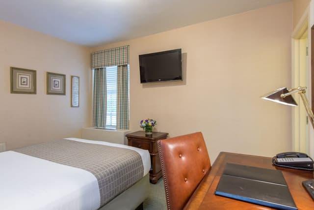 Standard Room, 1 Queen Bed