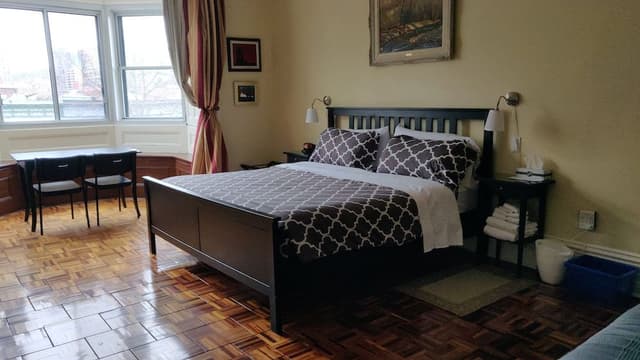 Classic Room, 1 King Bed, Shared Bathroom