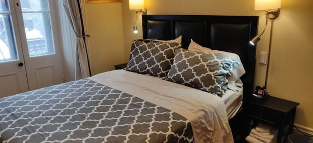 Classic Room, 1 Queen Bed, Shared Bathroom