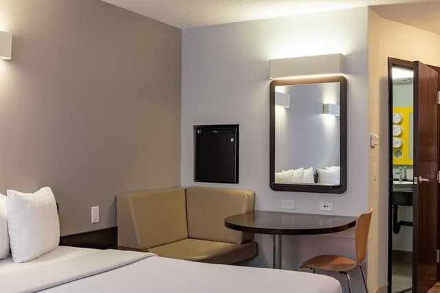 Standard Room, 1 Queen Bed, Roll-in Shower, Non Smoking