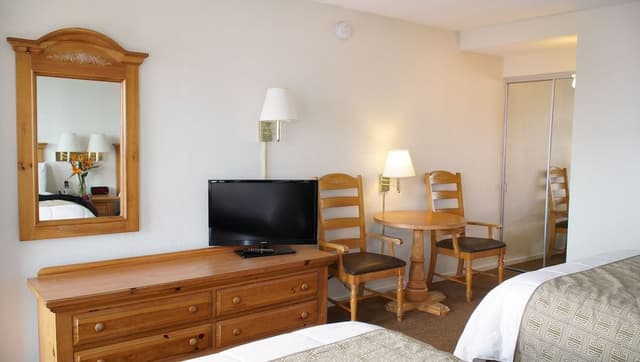 Room, 2 Queen Beds, Non Smoking, Courtyard View