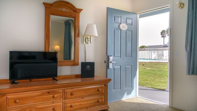 Room, 2 Queen Beds, Non Smoking, Courtyard View