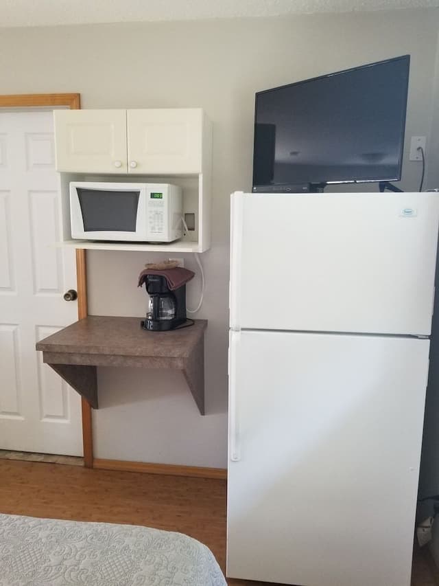 2 Queen beds (No Kitchen)