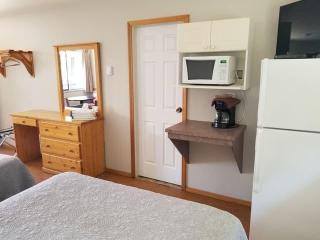 2 Queen beds (No Kitchen)