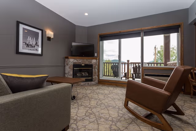 Deluxe Suite, Lake View (Pets Not Allowed)