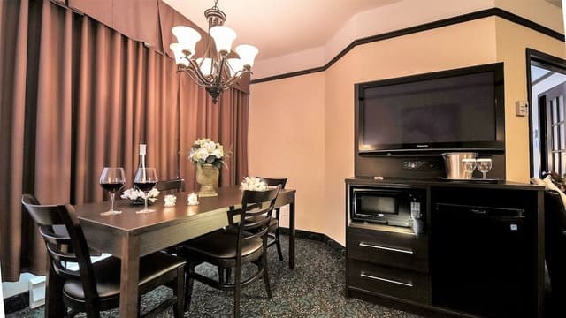 Suite, 2nd Floor, 1 King Bed with Jetted Tub