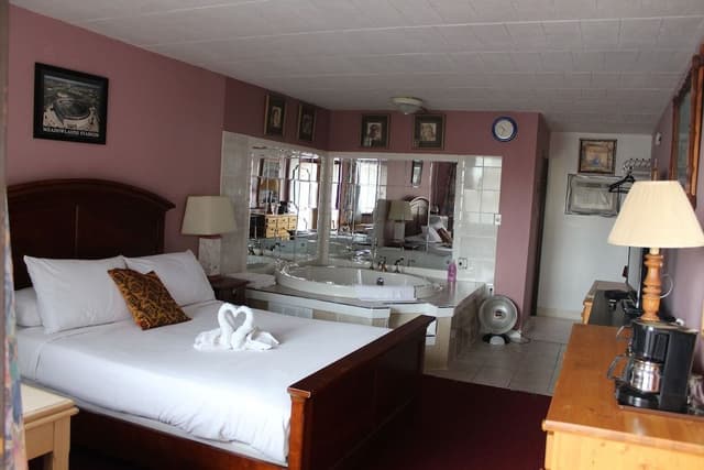 Honeymoon Suite, 1 Queen Bed, Jetted Tub