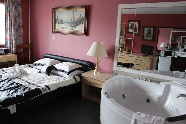 Honeymoon Suite, 1 Queen Bed, Jetted Tub
