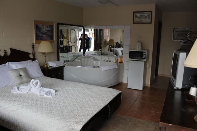 Honeymoon Suite, 1 Queen Bed, Jetted Tub