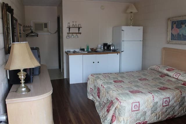 Standard Room, 1 Queen Bed