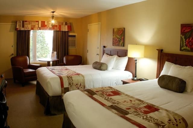 Standard Room, 2 Queen Beds, Lake View