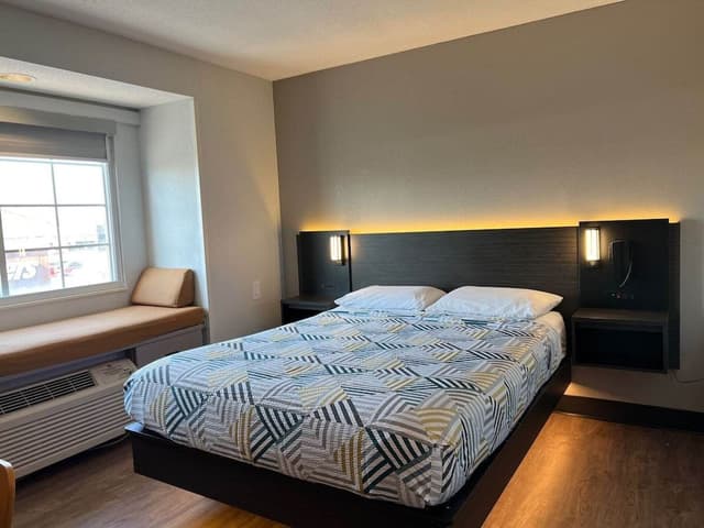Standard Room, 1 Queen Bed, Accessible, Non Smoking