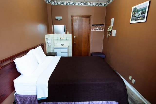 Economy Room, 1 Double Bed, Shared Bathroom