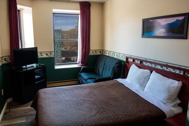 Standard Room, 1 Queen Bed, Private Bathroom