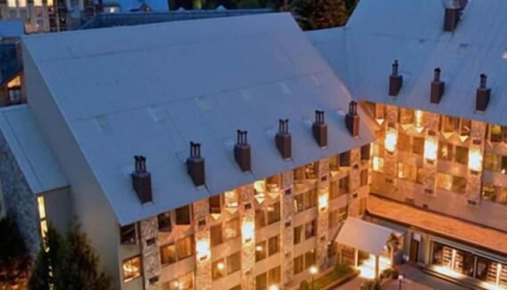 Mountain Side Hotel Whistler by Executive2