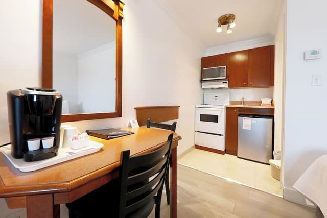 Deluxe Room with Kitchenette, 1 Queen Bed with Sofabed