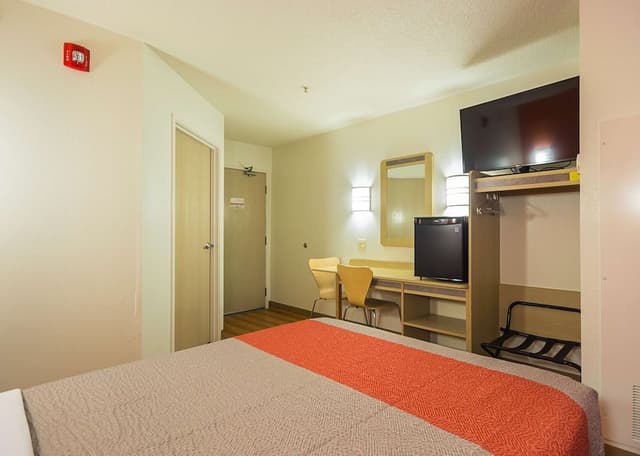 Standard Room, 1 Queen Bed, Non Smoking