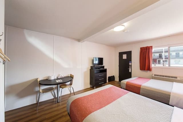 Deluxe Suite, 2 Queen Beds, Non Smoking, Kitchenette