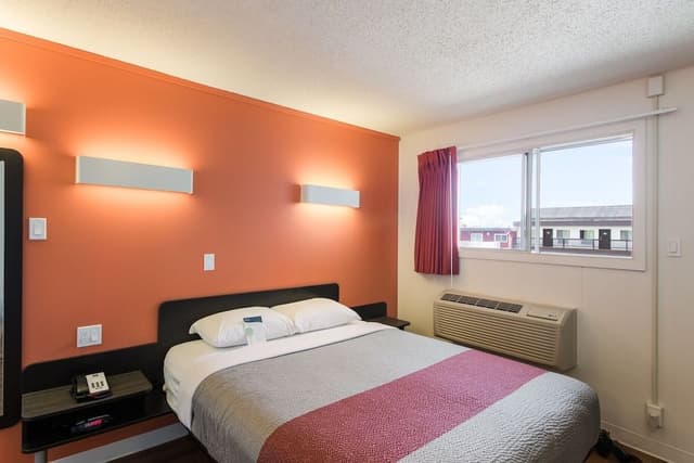 Deluxe Suite, 1 Queen Bed, Non Smoking, Kitchenette