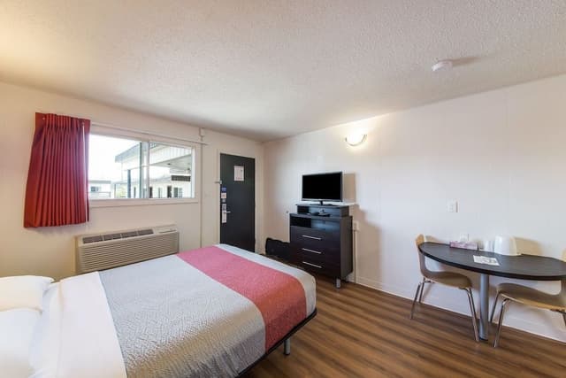 Deluxe Suite, 1 Queen Bed, Non Smoking, Kitchenette