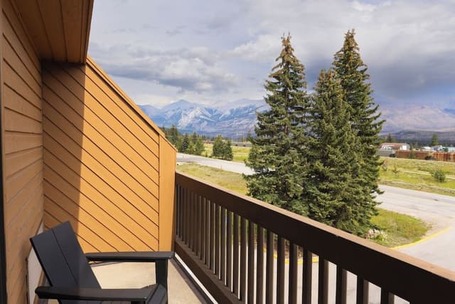 Renovated Woodland Balcony - 1 King