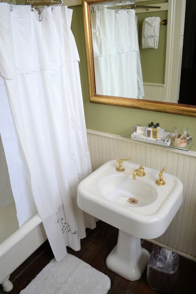 Deluxe Suite: The Josephine (2nd Floor)